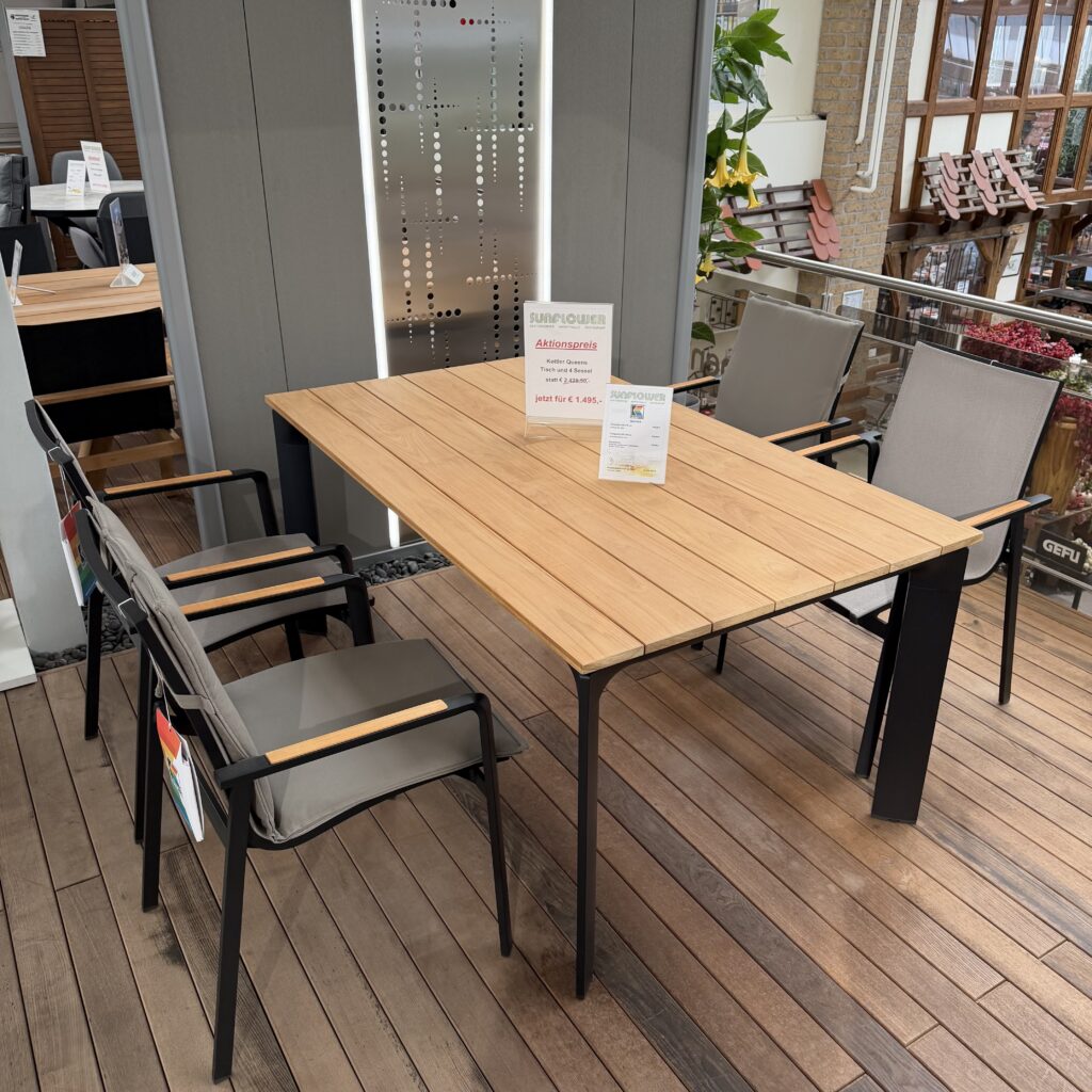 Kettler Queens Teaktisch mit vier Stapelsesseln in Aluminium Schwarz