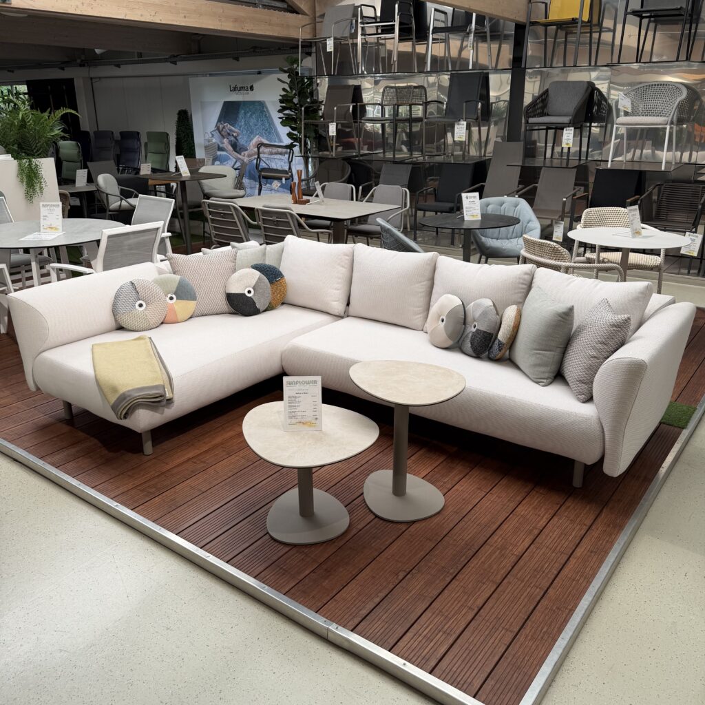 Mobilberica Salina Sofa mit Kissen und zwei Stone Beistelltischen