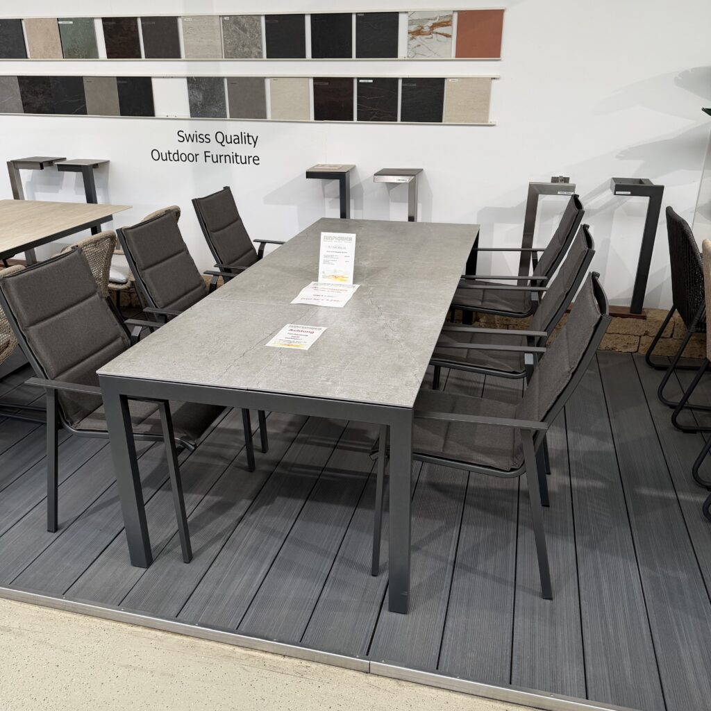 SIT Mobilia Ventura Ausziehtisch mit Dekton-Platte und sechs Karasek Seattle Stapelsesseln in Anthrazit