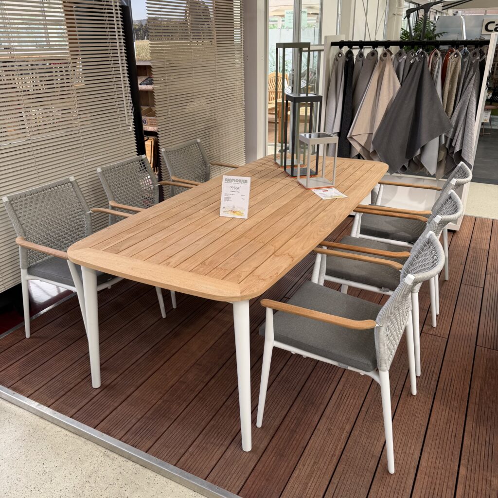 Solpuri Charlie Teaktisch mit sechs Vera Stapelsesseln in Aluminium White